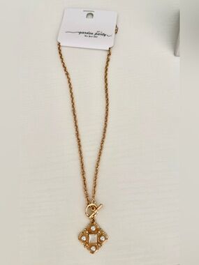 Unique NWT Gold Clover Pendant Toggle Necklace with Pearl-like Accents